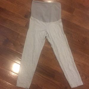 Maternity gray quarter length leggings.